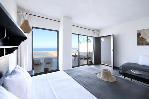 Photo of the whole room, Sea view