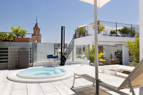 Balcony/Terrace, Lounge or bar, City view, Pool view