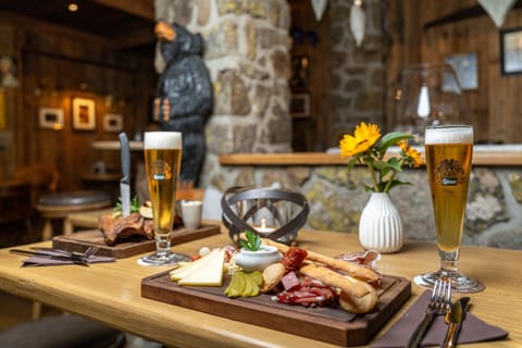 Restaurant/places to eat, Lounge or bar