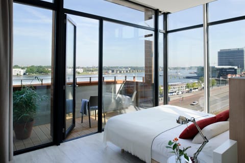 Bed, View (from property/room), Balcony/Terrace, Photo of the whole room, Bedroom, River view