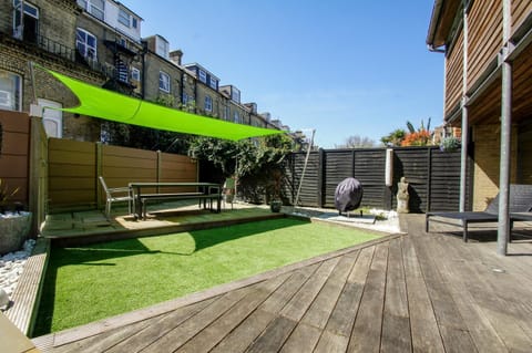The Edge - Parking - by Brighton Holiday Lets House in Hove