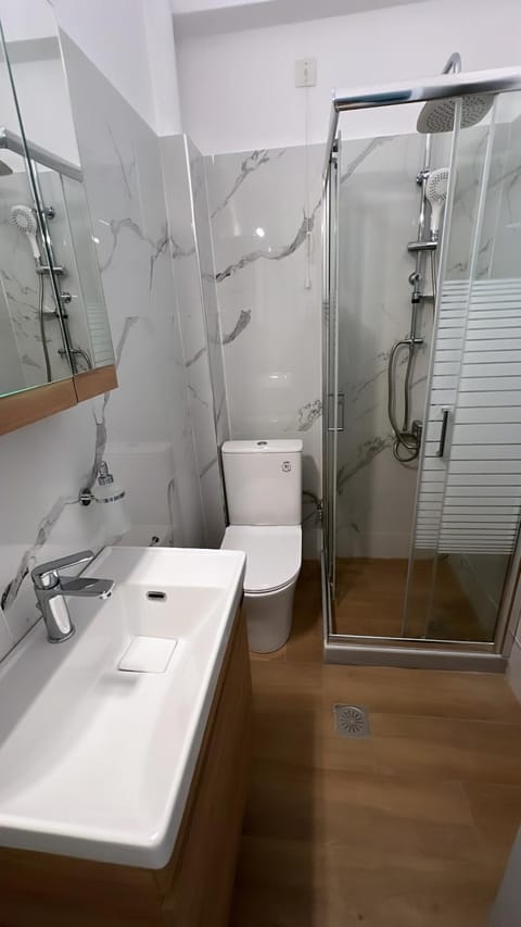 Shower, Toilet, Bathroom, microwave