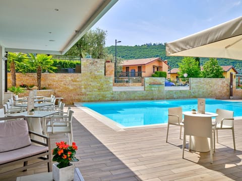 Restaurant/places to eat, Swimming pool