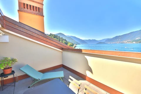 View (from property/room), Balcony/Terrace, Lake view