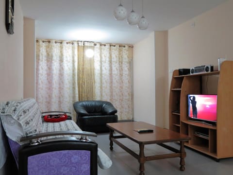 Bed, TV and multimedia, Living room, Decorative detail, Seating area, Kids's club, Evening entertainment