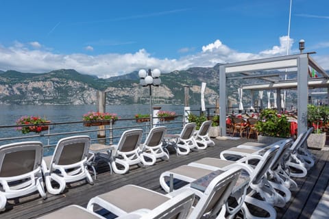 Balcony/Terrace, Lake view, Mountain view