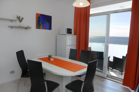 Kitchen or kitchenette, Seating area, Dining area