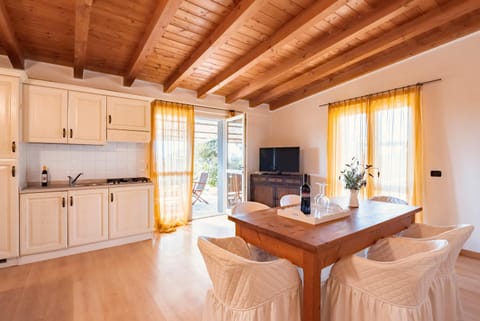 Kitchen or kitchenette, Seating area