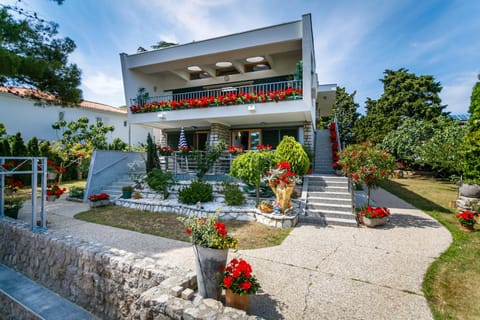 Property building, Patio, Facade/entrance, Garden