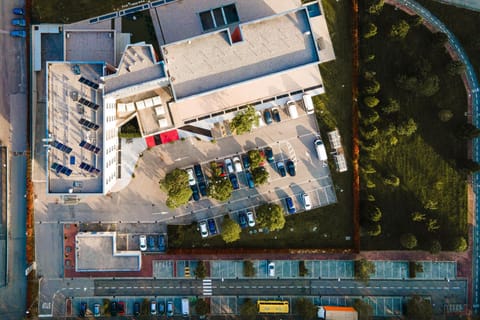 Bird's eye view, Parking