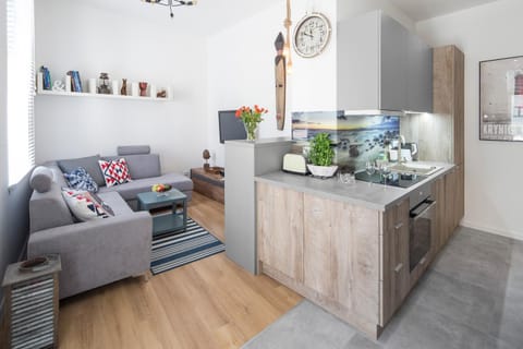 Coffee/tea facilities, Kitchen or kitchenette, Seating area, pet friendly, stove