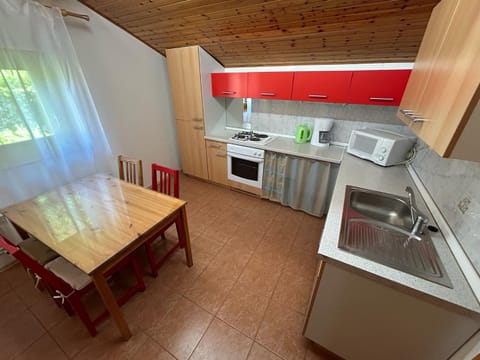 Kitchen or kitchenette, Dining area, oven, stove