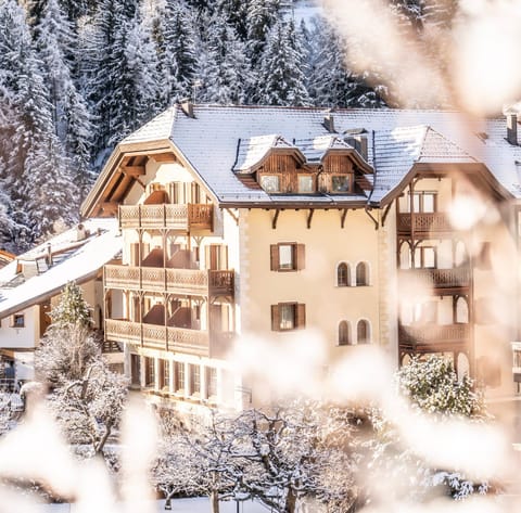 Property building, Garden, Balcony/Terrace, Balcony/Terrace, Parking