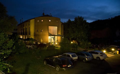 Facade/entrance, Night