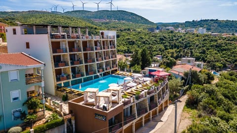 Property building, Day, Natural landscape, Bird's eye view, Mountain view, Pool view, Swimming pool, sunbed