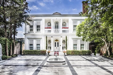 Property building, Facade/entrance, Garden, Garden view