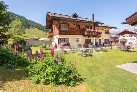 Property building, Facade/entrance, Day, Summer, Garden, Garden, Garden view, Garden view