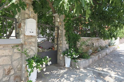 Stars Palace Bed and Breakfast in Tisno