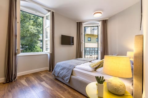 Property building, Spring, Bed, Day, TV and multimedia, Balcony/Terrace, Other, Photo of the whole room, Decorative detail, Bedroom, On site, City view, City view