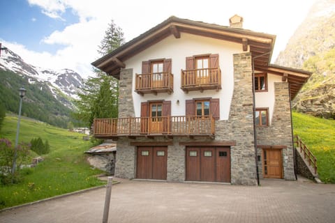 Property building, Facade/entrance, Spring, Day, Natural landscape, Mountain view