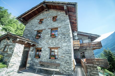 Facade/entrance, View (from property/room)