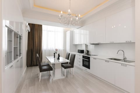 Kitchen or kitchenette, Dining area