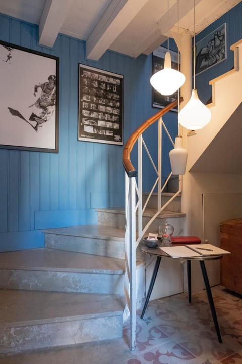 Decorative detail, Area and facilities