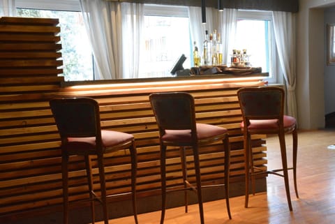 Lounge or bar, Drinks, Alcoholic drinks, Non alcoholic drinks