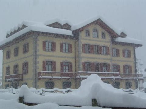 Facade/entrance, Winter