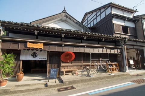 Facade/entrance, Bird's eye view