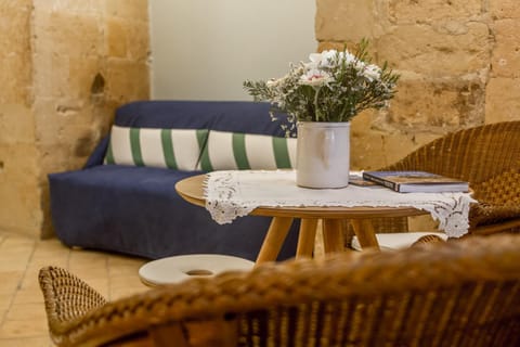 Photo of the whole room, Decorative detail, Seating area