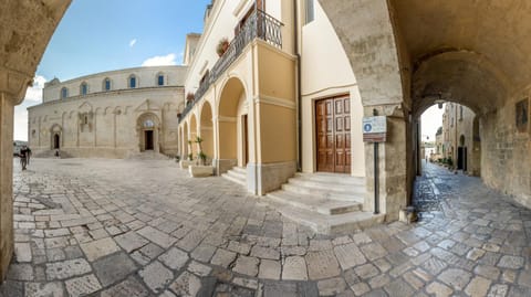 Facade/entrance, Neighbourhood, Landmark view, Street view