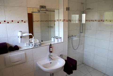 Photo of the whole room, Decorative detail