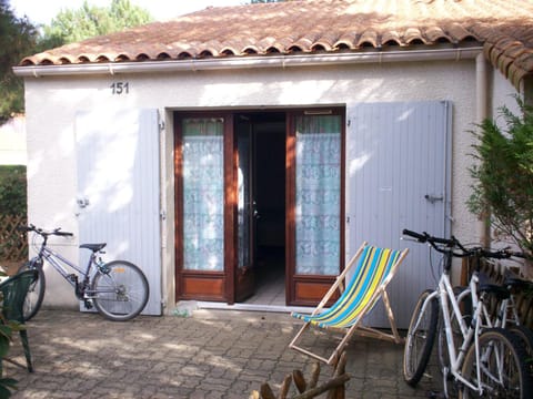 Patio, Facade/entrance, Balcony/Terrace