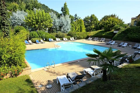 Swimming pool, sunbed