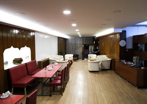 Restaurant/places to eat, Massage, Lobby or reception