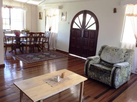 Three Bedroom Holiday Accommodation Haus in Georgetown