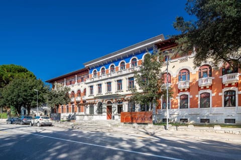 Property building, Facade/entrance, On site