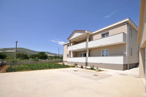 Apartments with a parking space Plano, Trogir - 11649 Apartment in Trogir