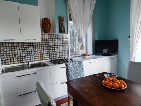 TV and multimedia, Kitchen or kitchenette, Dining area, Sea view, stove