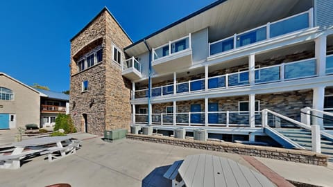 Put-in-Bay Waterfront Condo #107 House in South Bass Island