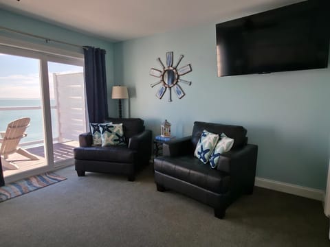 Put-in-Bay Waterfront Condo #207 House in South Bass Island