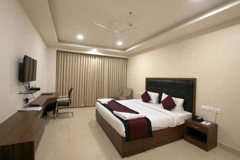 Bed, TV and multimedia, Photo of the whole room, Bedroom