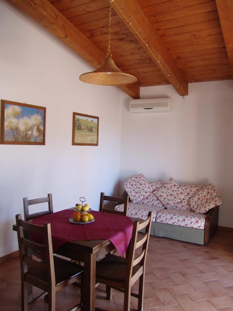 Kitchen or kitchenette, Seating area