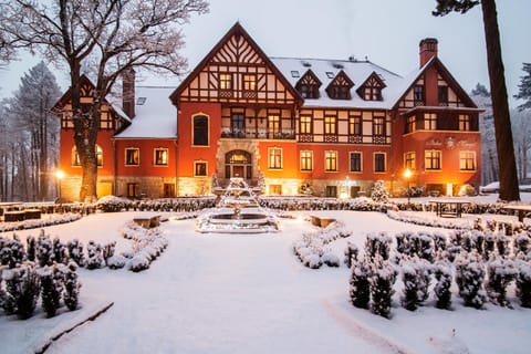 Property building, Facade/entrance, Winter