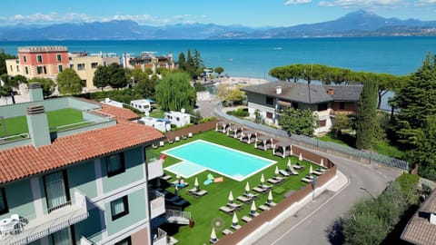 Property building, Spring, Day, Natural landscape, Bird's eye view, Garden view, Lake view, Mountain view, Pool view, Street view, Swimming pool, Swimming pool, Quiet street view, Parking, sunbed