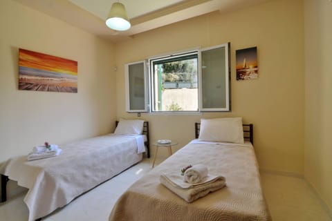 Bed, Photo of the whole room, Decorative detail, Garden view, Mountain view