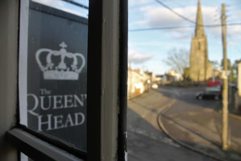 The Queens Head Hotel in South Derbyshire District