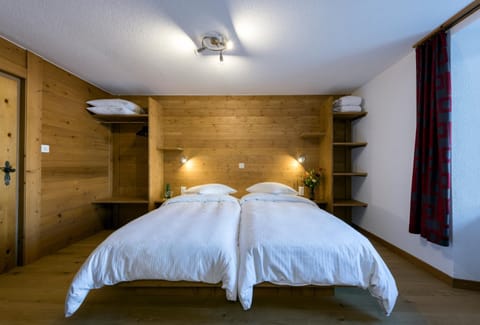 Bed, Photo of the whole room, Decorative detail