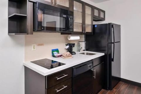 Kitchen or kitchenette, dishwasher, minibar, stove